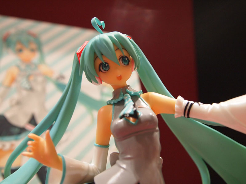 Illustration for article titled Quick! Zone of the Enders or Miku Hatsune Figures? Which Do You Want?